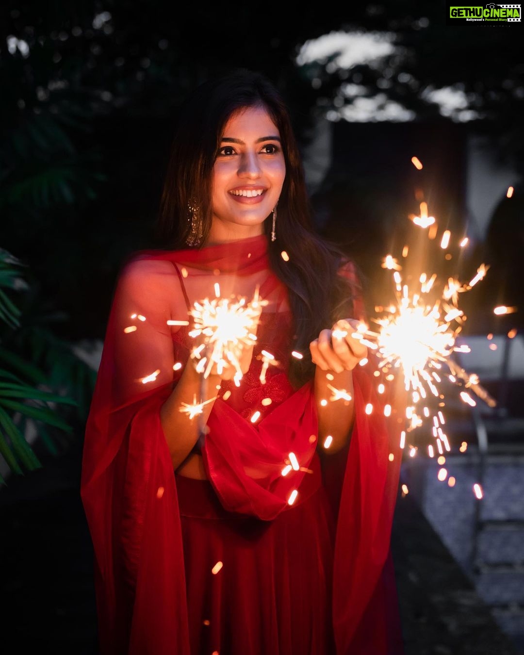 Amritha Aiyer Instagram - Happy Diwali everyone!!๐ช๐ชLetโs celebrate the festival by spreading joy, happiness and light up the world for others! Have a safe and happy Diwali!! #lightsfestival ๐ธ - @deepak_vijay_photography ๐ - @labelswarupa
