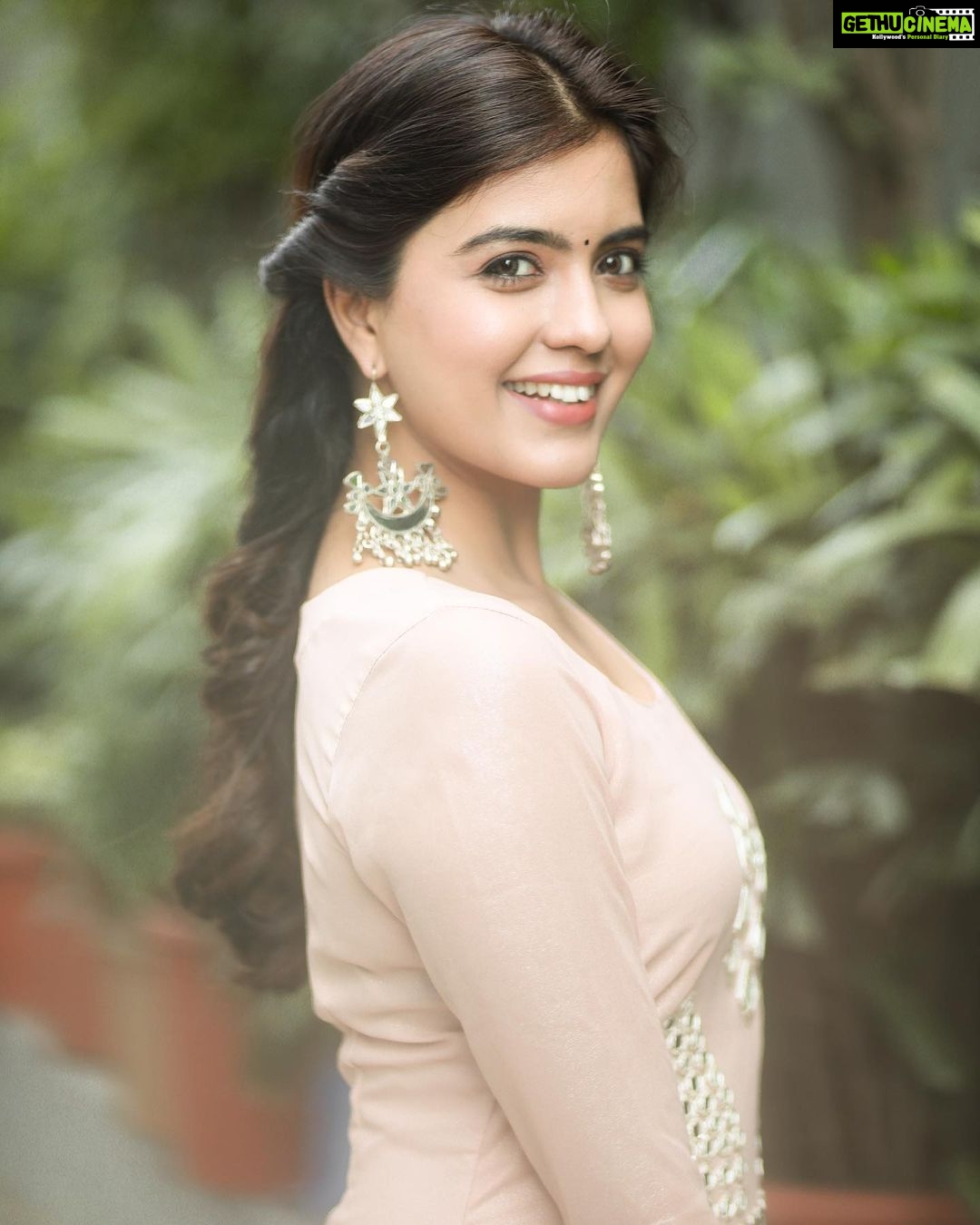 Amritha Aiyer Instagram - You know what’s elite ? Healing your emotional wounds without hurting or wounding others in the process 🥰 . 📸 - @karthikakphotography Wardrobe/ Styling - @labelswarupa Makeup & Hair - @arupre_makeup_artist Jewellery- @chennai.allcollections