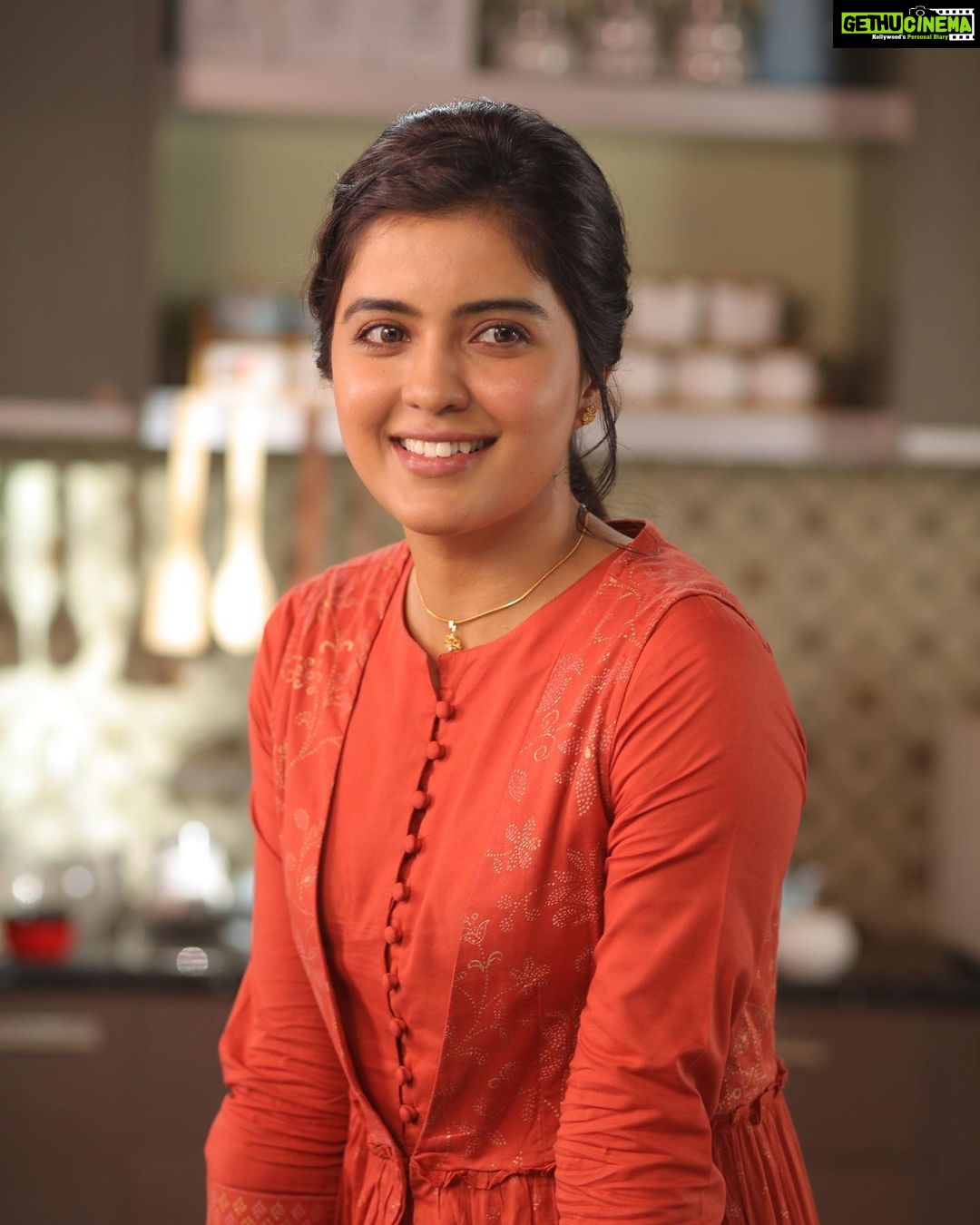 Amritha Aiyer Instagram - I will always smile at you all like π . Client : @amaaralondon Production House : @wevisualizers_studio Dir & Dop : @viswafilmmaker @we4wewake Costume Designer : @jenyappleblossom Photographer : @manistills