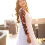 Amritha Aiyer Instagram - Cover me in sunshine ☀️😋 . 📸 - @karthikakphotography Wardrobe/ Styling - @labelswarupa Makeup & Hair - @arupre_makeup_artist Jewellery- @original_narayanapearls