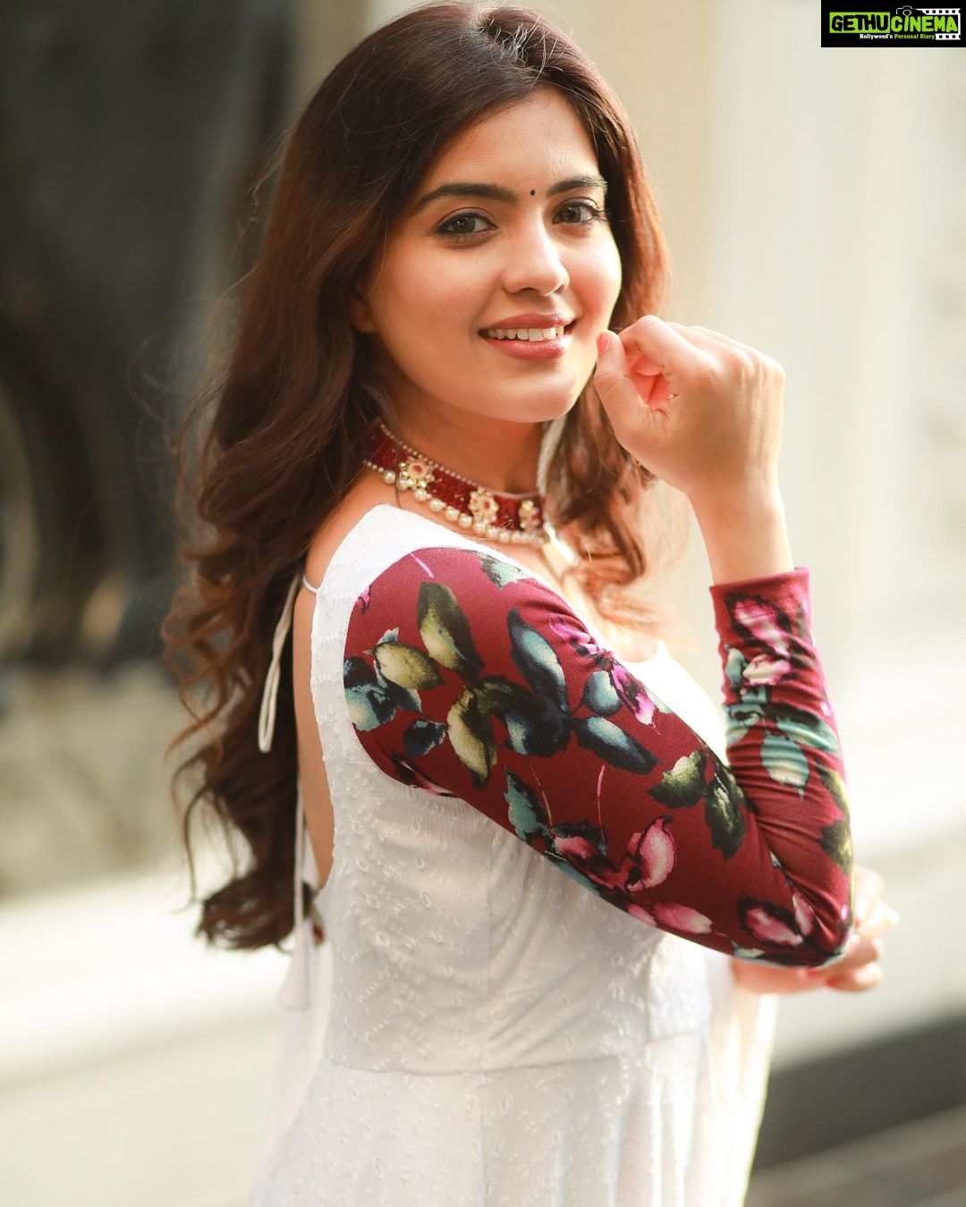 Amritha Aiyer Instagram - The moment you believe you’re worthy of more from life is the moment your life transforms ❤️ . 📸 - @karthikakphotography Wardrobe/ Styling - @labelswarupa Makeup & Hair - @arupre_makeup_artist Jewellery- @original_narayanapearls