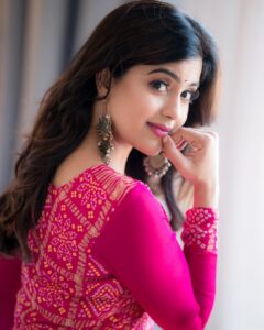 Amritha Aiyer Instagram - 💗💗 . 📸 : @camerasenthil Wardrobe/stylist : @labelswarupa Make up : @luxefacebyanitha Hair : @makeupbyshyamala