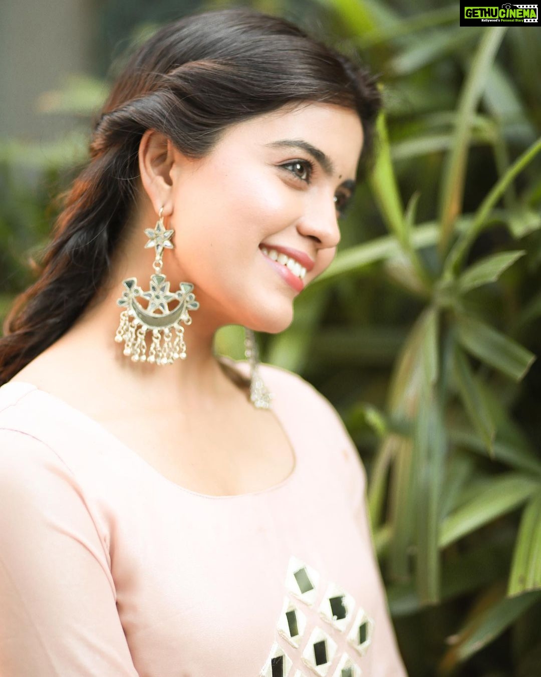 Amritha Aiyer Instagram - You know what’s elite ? Healing your emotional wounds without hurting or wounding others in the process 🥰 . 📸 - @karthikakphotography Wardrobe/ Styling - @labelswarupa Makeup & Hair - @arupre_makeup_artist Jewellery- @chennai.allcollections