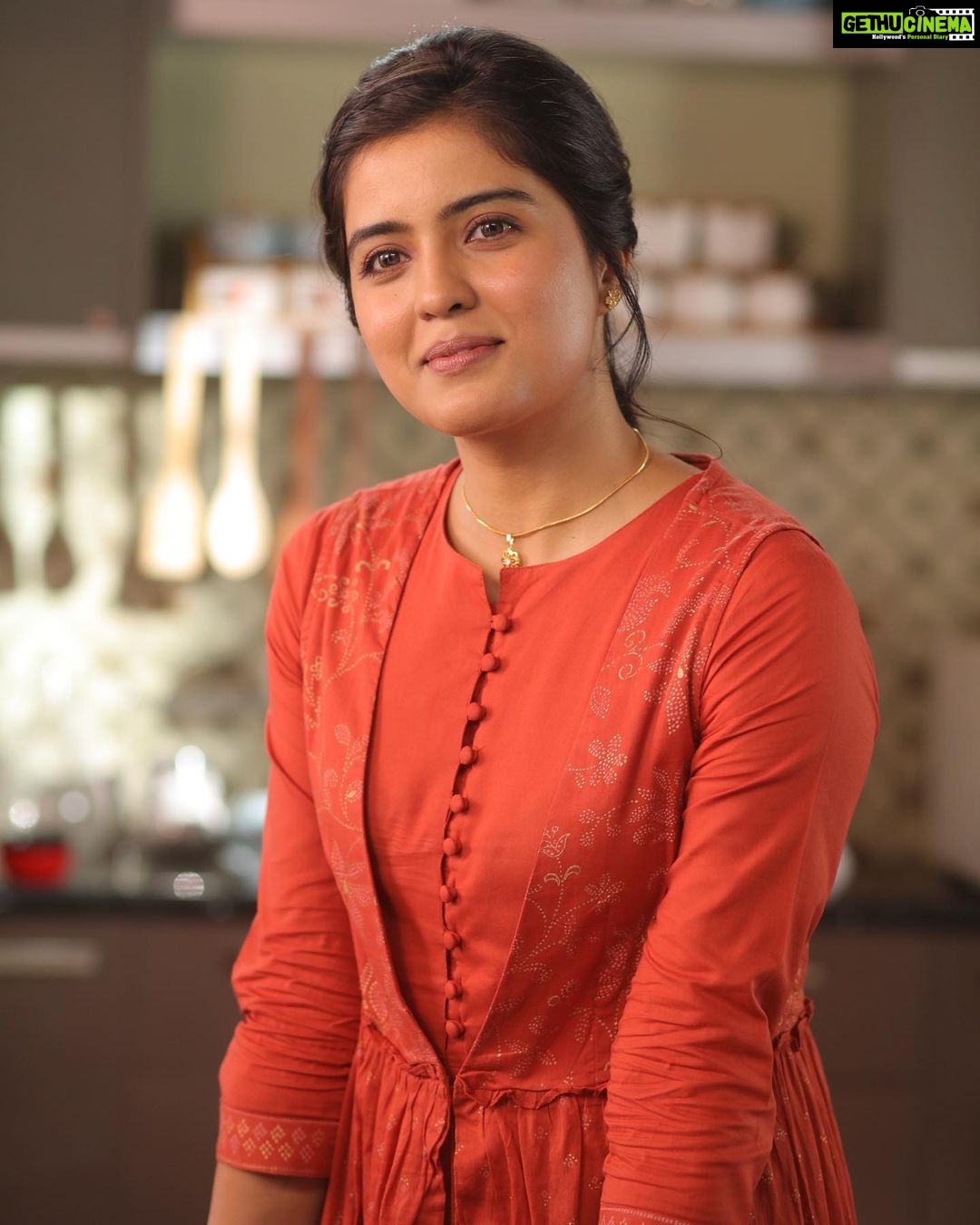 Amritha Aiyer Instagram - I will always smile at you all like π . Client : @amaaralondon Production House : @wevisualizers_studio Dir & Dop : @viswafilmmaker @we4wewake Costume Designer : @jenyappleblossom Photographer : @manistills