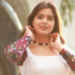 Amritha Aiyer Instagram – Cover me in sunshine ☀️😋
.

📸 – @karthikakphotography 
Wardrobe/ Styling – @labelswarupa 
Makeup & Hair – @arupre_makeup_artist 
Jewellery- @original_narayanapearls