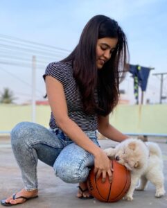 Amritha Aiyer Instagram - Meet my new baby brother ❤️ Fluffy ❤️ 
Welcome to our family my little one 🐾

#fluffy#chowchow
