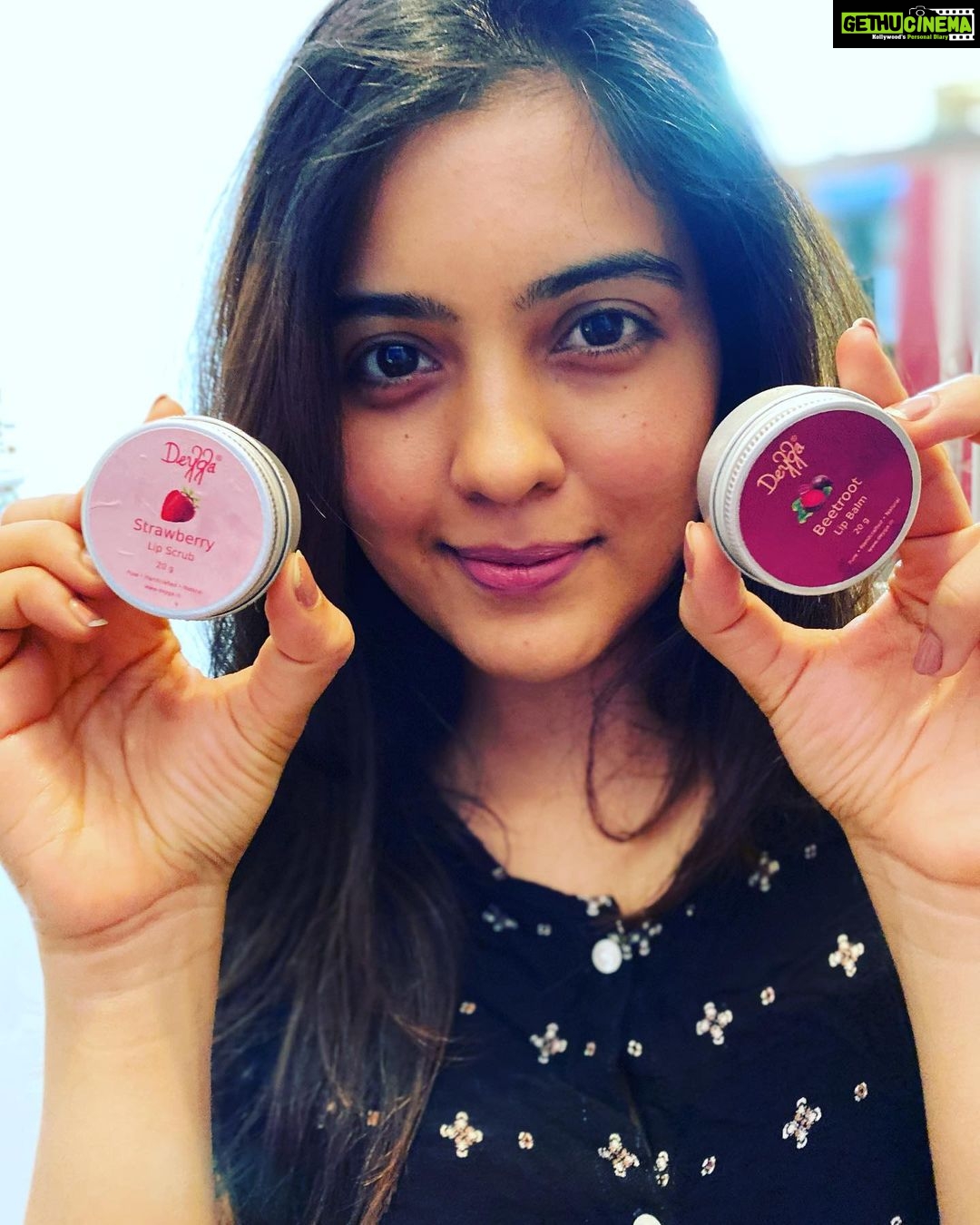 Amritha Aiyer Instagram - It's summer & am chilling cause of the finest Aloevera gel from @deyga_organics Its such a holy grail, I use it on my face, body & hair. . And out of so many lipbalms I have tried @deyga_organics curates the most wonderful lipcare ❤️ am a big fan of #Deyga Beetrootlipbalm . PS- ignore my overly used lipscrub, BTW I sometimes swallow a bit🙈it tastes yummy😻 . . . . #lipcare #notanad #personalreview #beetrootlipbalm #skincare