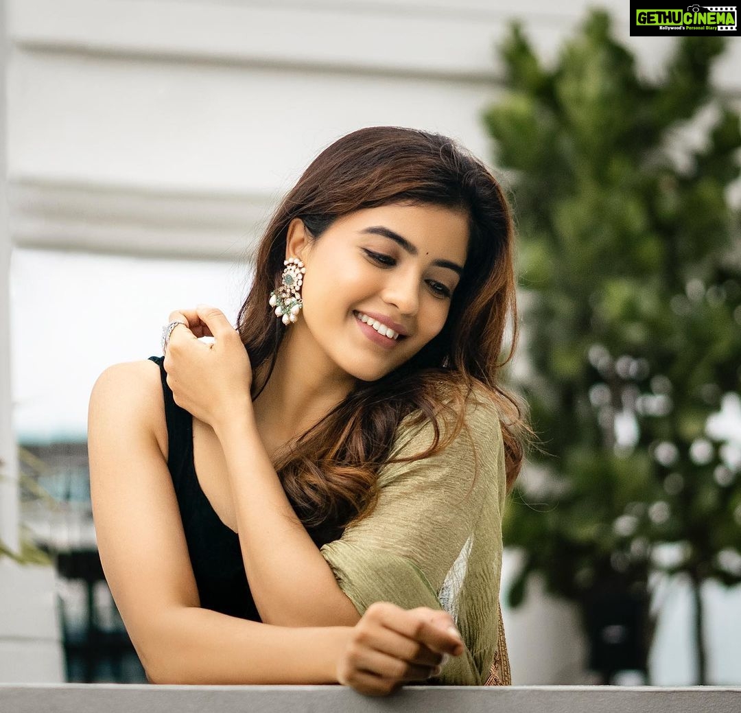 Amritha Aiyer Instagram - My goal is not to be better than anyone else , but to be better than I used to be. #coffeewithkadhal promotions Styled by - @jiva_karunya @karunya_dstudio 📸 @planwcreadios M & H - @arupre_makeup_artist Jewellery- @fineshinejewels