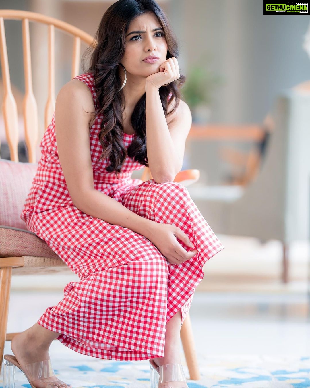 Amritha Aiyer Instagram - Well ! π Canβt stop myself posting all the pictures that our @camerasenthil captured . Always love the way he takes pictures for me π Thank you Senthil ji π€ Wardrobe/stylist : @labelswarupa Make up : @luxefacebyanitha Hair : @makeupbyshyamala