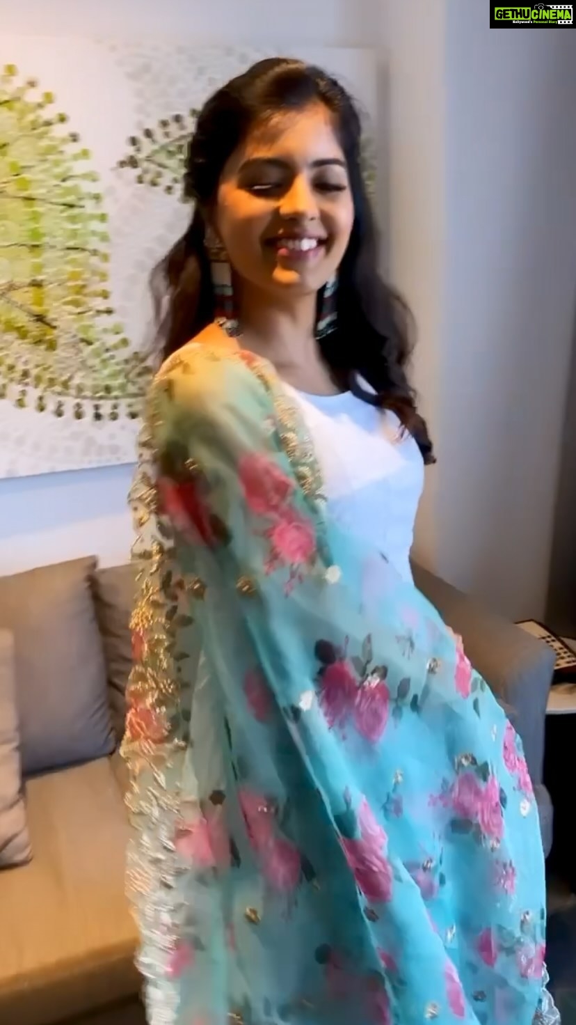 Amritha Aiyer - 358.7K Likes - Tried something for the first time 😝
Wardrobe/stylist : @labelswarupa
Make up : @luxefacebyanitha
Hair : @makeupbyshyamala
Location: @citadinesomrchennai
