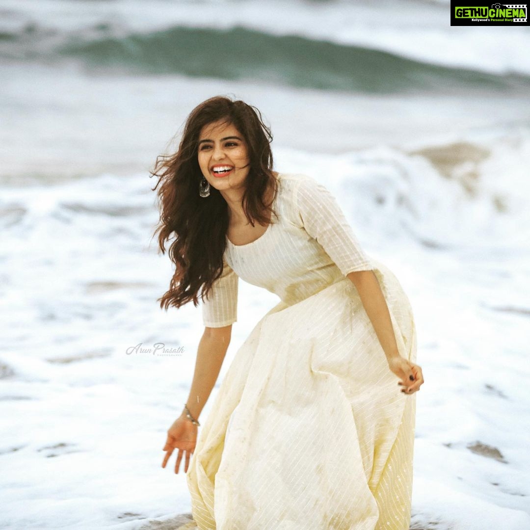 Amritha Aiyer Instagram - Mood 🌊 . Makeup - akirasmakeover 👗 - @tamarachennai Styling - @varshinisankar Location- @idealbeach