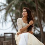 Amritha Aiyer Instagram - Life is short , cut off negativity, forget gossips, say goodbye to people who hurt you, spend your days with people who love you the most. It’s the best thing 👍🏼❤️ Makeup - akirasmakeover 👗 - @tamarachennai Styling - @varshinisankar Location- @idealbeach