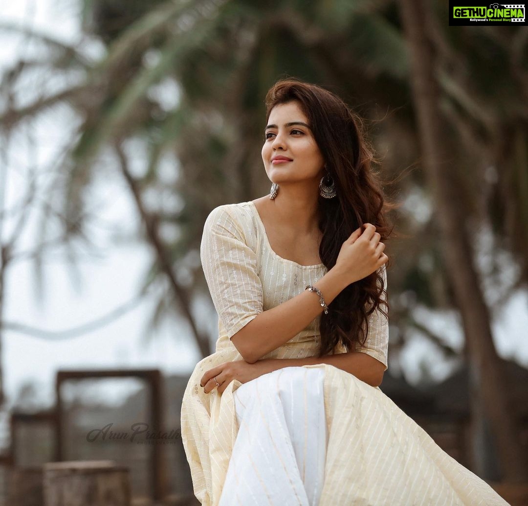 Amritha Aiyer Instagram - Life is short , cut off negativity, forget gossips, say goodbye to people who hurt you, spend your days with people who love you the most. Itβs the best thing ππΌβ€οΈ Makeup - akirasmakeover π - @tamarachennai Styling - @varshinisankar Location- @idealbeach
