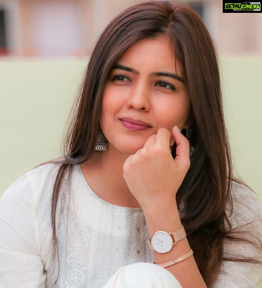 Amritha Aiyer Instagram - Attention! @danielwellington is spoiling us with their crazy Black Friday deals! You can now get a 50% off on selected watches!! 🔥😱 Combine this with my code AMRITHA for an additional 15% off over and above! Hurry, offer valid till stock lasts! #danielwellington
