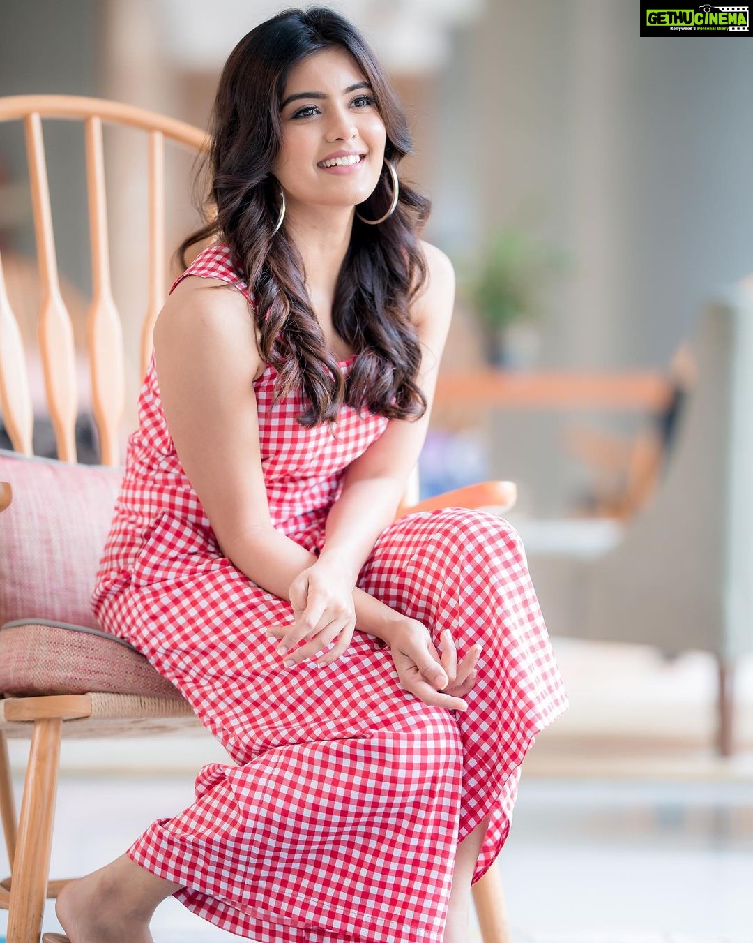 Amritha Aiyer Instagram - Well ! π Canβt stop myself posting all the pictures that our @camerasenthil captured . Always love the way he takes pictures for me π Thank you Senthil ji π€ Wardrobe/stylist : @labelswarupa Make up : @luxefacebyanitha Hair : @makeupbyshyamala