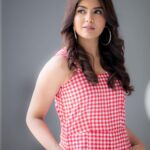 Amritha Aiyer Instagram - Well ! 🙈 Can’t stop myself posting all the pictures that our @camerasenthil captured . Always love the way he takes pictures for me 😍 Thank you Senthil ji 🤗 Wardrobe/stylist : @labelswarupa Make up : @luxefacebyanitha Hair : @makeupbyshyamala