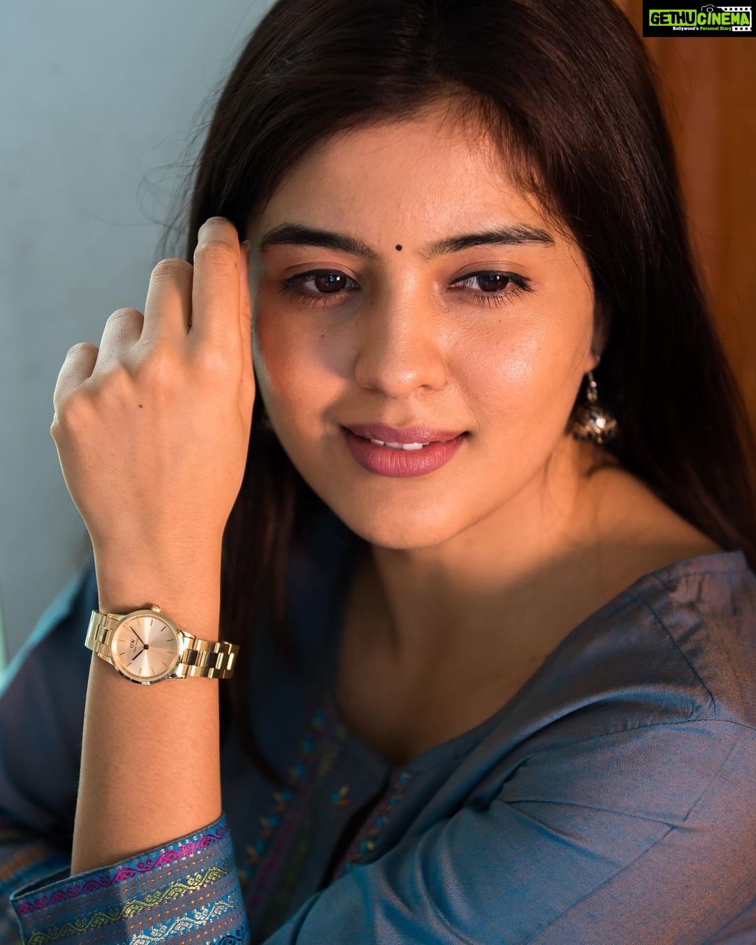 Amritha Aiyer Instagram - Looking for the perfect gift for this festive season? Check out the all new Unitone collection by @danielwellington! My personal favourite is the one in Rose Gold. With the new Diwali offer, you too can shop for any 2 products and get a 10% off on www.danielwellington.com/in/. Combine it with my code AMRITHA to save an additional 15% over and above! Happy Gifting! #danielwellington #dwali