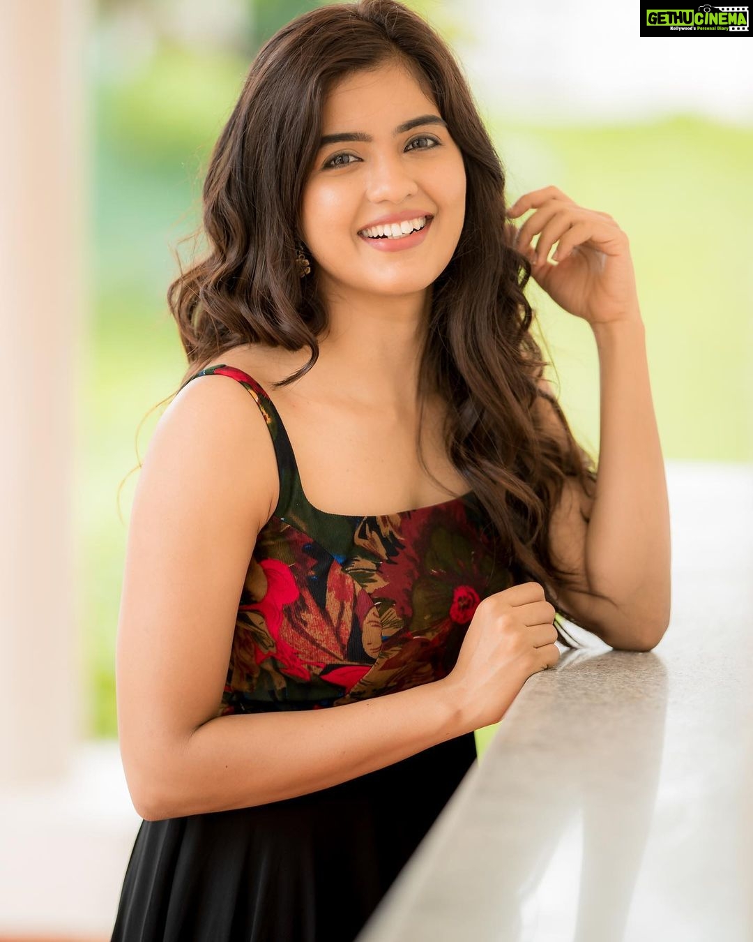 Amritha Aiyer Instagram - Peace begins with smile ✌🏼 . 📸 : @camerasenthil Make&Hair : @artistrybyshanu 👗 : @swaadh Jewellery- @yoursethnically