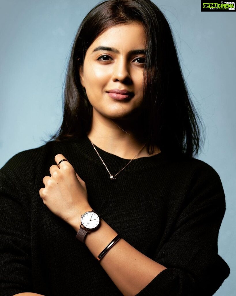 Amritha Aiyer Instagram - Accessoring an outfit for the perfect look has always been very challenging for me, until I discovered the new jewellery collection by @danielwellington. My personal favourites are the rose gold necklace and bracelet from the Elan collection! They are just so elegant and goes well with almost any outfit of mine! Style it with the Melrose watch and you can simply set the mood just right for any occasion! #betheonetogoforit #danielwellington