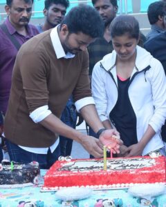 Amritha Aiyer Instagram - That Khushi moment and my inner Khushi moment 😍 I wish I could celebrate your birthday now just the same way my thalapathy Vijay sir ❤️❤️🎂🎉 
Happy Birthday sir 🎉🎂 love you always #thalapathyvijay 
#thalapathy #hbdthalapathyvijay #bigil #bigilthendral