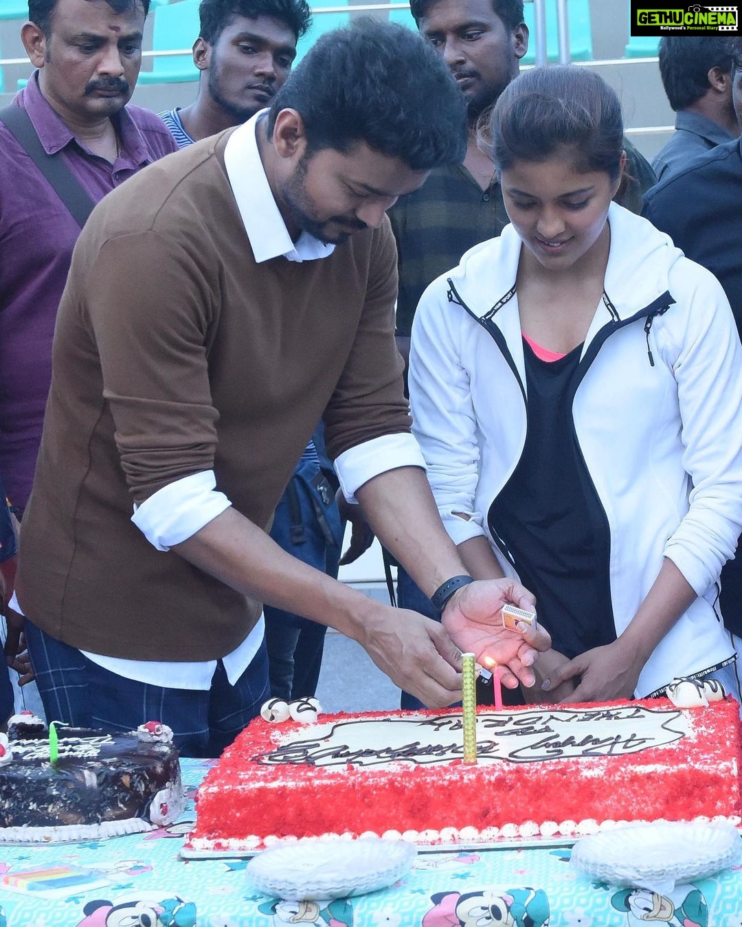 Amritha Aiyer - 374.5K Likes - That Khushi moment and my inner Khushi moment 😍 I wish I could celebrate your birthday now just the same way my thalapathy Vijay sir ❤️❤️🎂🎉
Happy Birthday sir 🎉🎂 love you always #thalapathyvijay
#thalapathy #hbdthalapathyvijay #bigil #bigilthendral