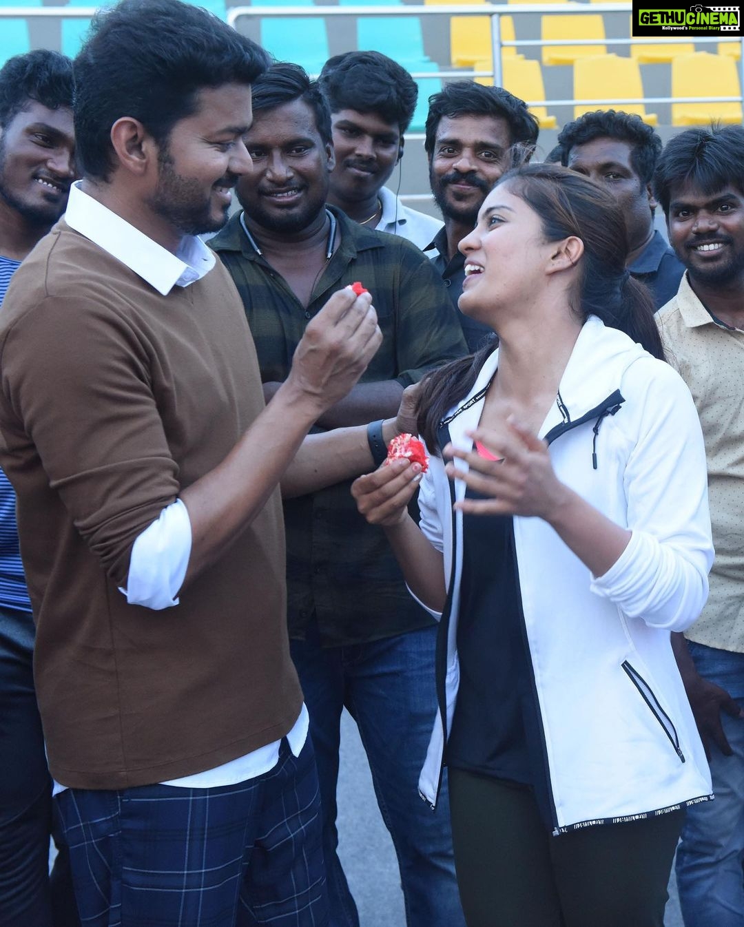 Amritha Aiyer - 374.5K Likes - That Khushi moment and my inner Khushi moment 😍 I wish I could celebrate your birthday now just the same way my thalapathy Vijay sir ❤️❤️🎂🎉
Happy Birthday sir 🎉🎂 love you always #thalapathyvijay
#thalapathy #hbdthalapathyvijay #bigil #bigilthendral