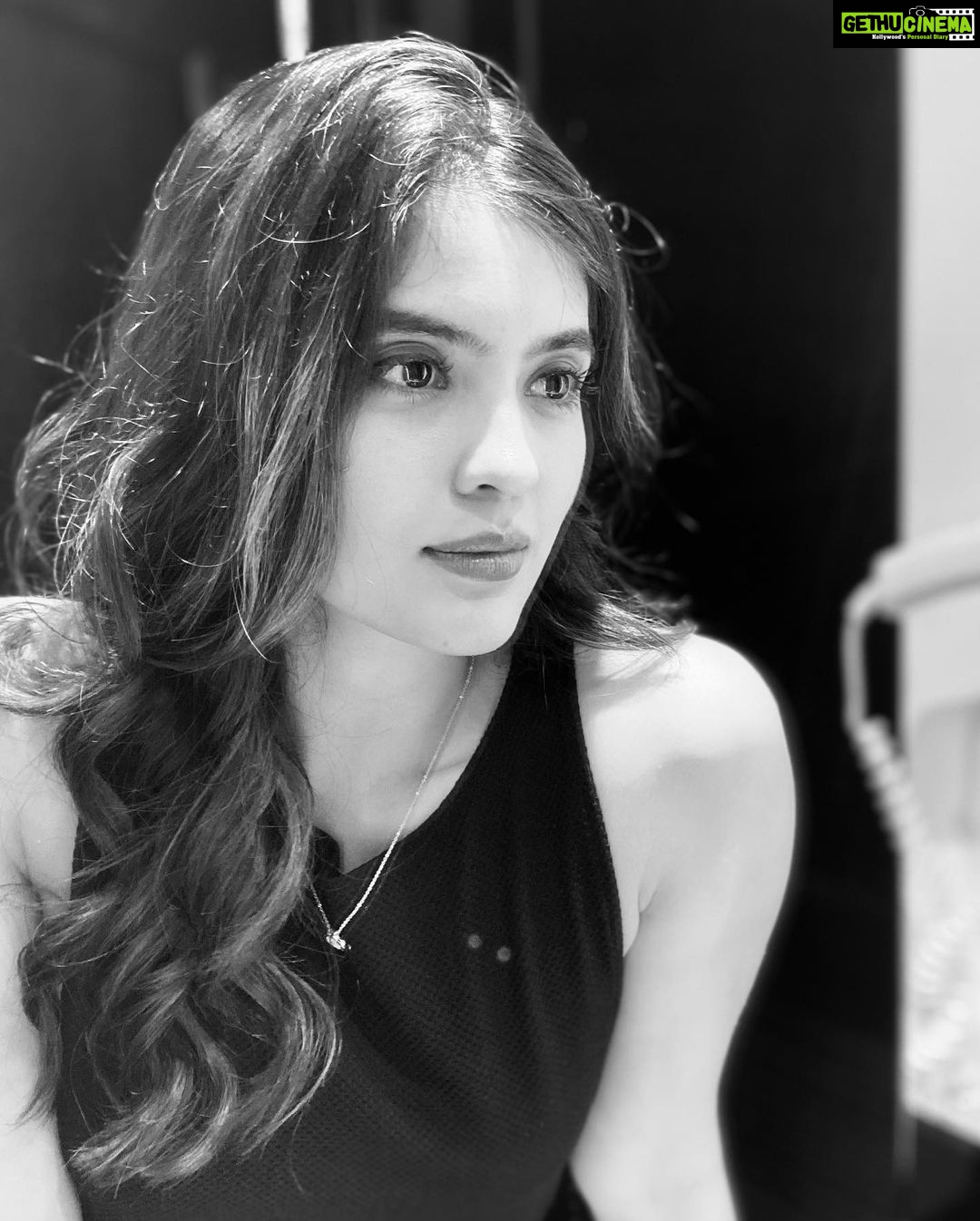 Amritha Aiyer Instagram - Some gloomy Saturday selfies 🖤