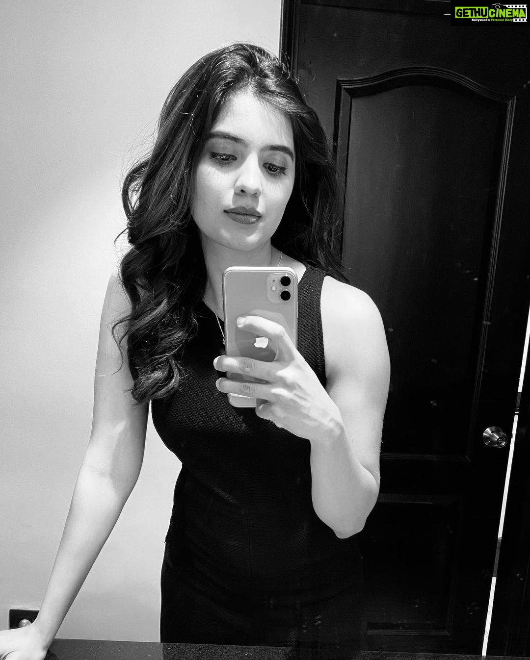 Amritha Aiyer Instagram - Some gloomy Saturday selfies 🖤