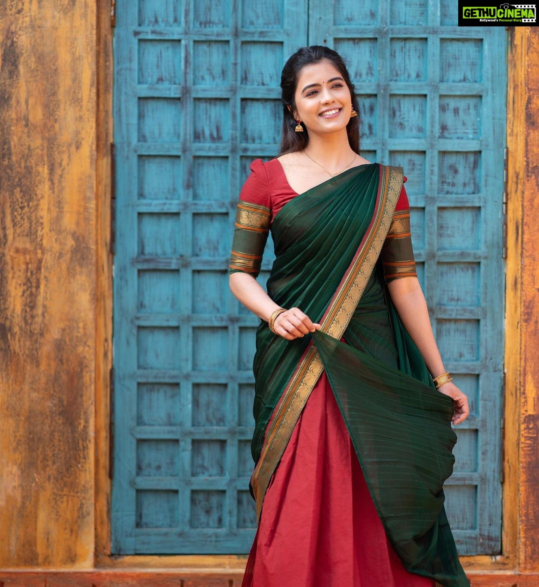 Amritha Aiyer - 288.7K Likes - Yelarigu Ugadi Habbha dha Shubasheyagalu 🪷🪷
Andiriki Ugadi Shubakanshalu 🌹🪷
.
Outfit - @ivalinmabia
📸 - @p2click.in
Makeup & Hair - @pavihairandmakeup