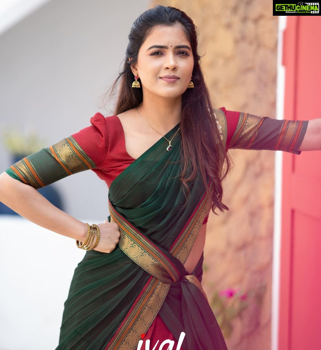 Amritha Aiyer - 288.7K Likes - Yelarigu Ugadi Habbha dha Shubasheyagalu 🪷🪷
Andiriki Ugadi Shubakanshalu 🌹🪷
.
Outfit - @ivalinmabia
📸 - @p2click.in
Makeup & Hair - @pavihairandmakeup