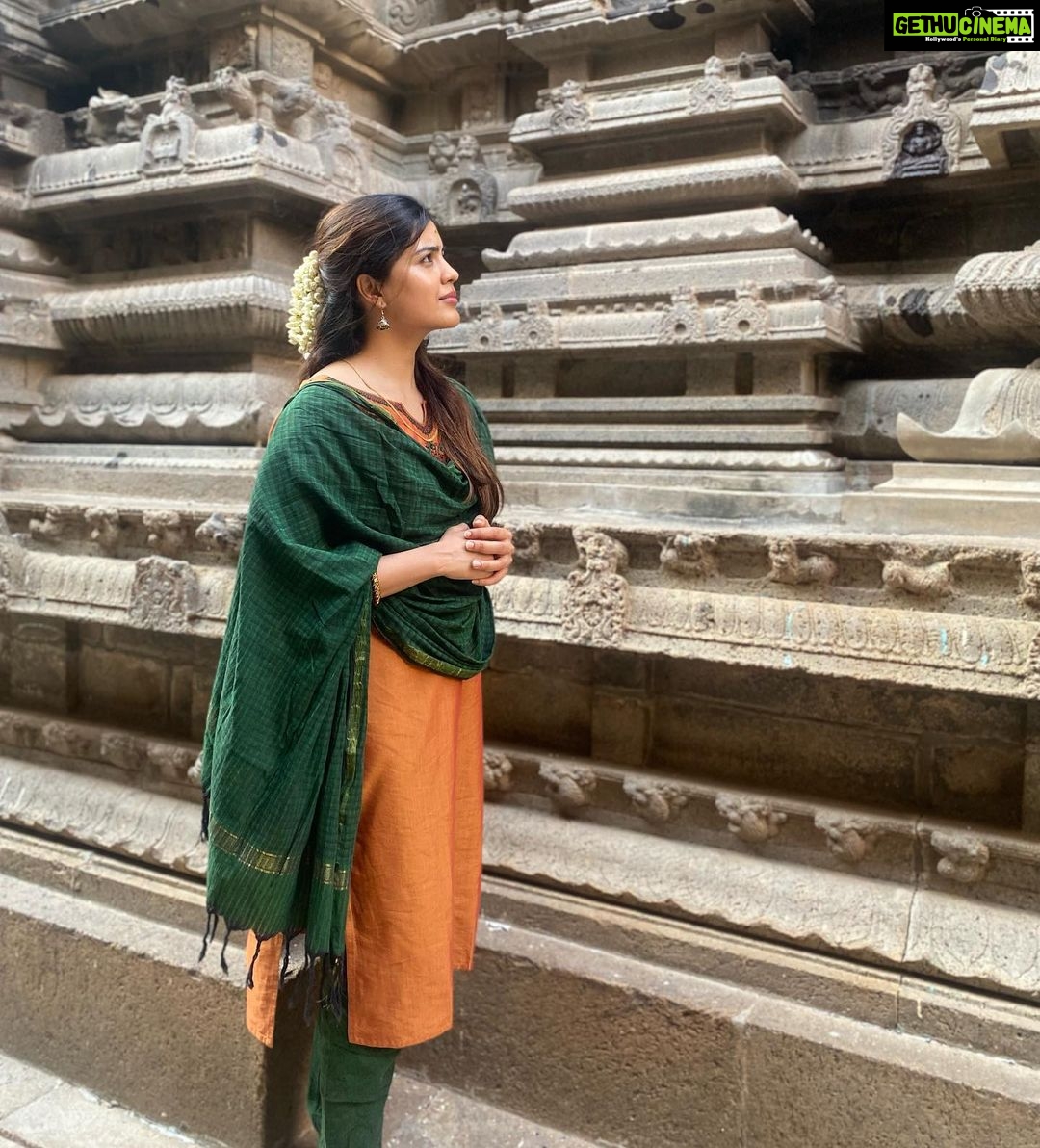 Amritha Aiyer - 294.3K Likes - Fridays Vibes 🙏🏻🌼