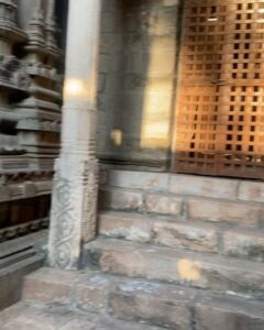 Amritha Aiyer Instagram - Our Family God Visit ( Kula Daivam ) - I think it’s really important for each of us to go and visit the Temples in the south and your Family God which we are all rooted to. So much positivity and peace you find despite the chaos we see in the city . Always wondered how are these temples were even made with such difficulty in those ancient days and also wondered why are they not among the 7 Wonders of the World 🤷🏻‍♀️