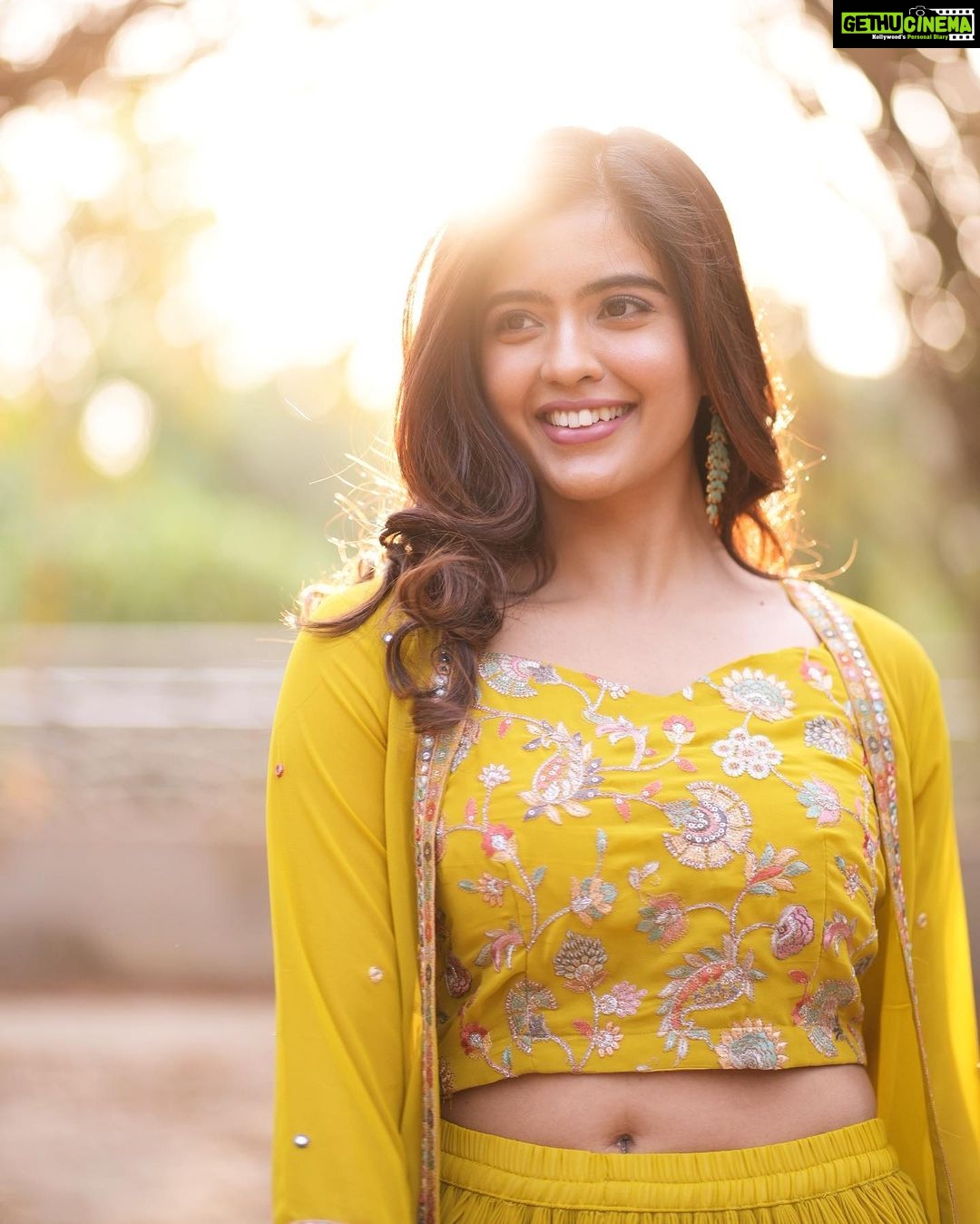 Amritha Aiyer - 298K Likes - Take time to do what makes your soul Happy 🥰
.
📸- @arunkummar_portraits
Makeup - @dpbridalmakeover
Costume - @stitchhousesalem