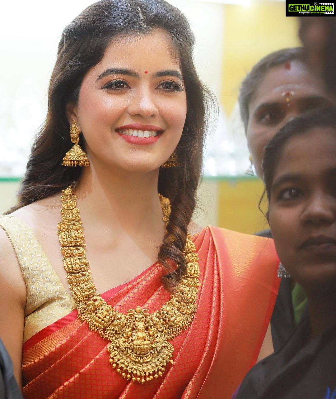 Amritha Aiyer - 283.1K Likes - Friday Feels ❤️
.
Saree - @thepallushop
