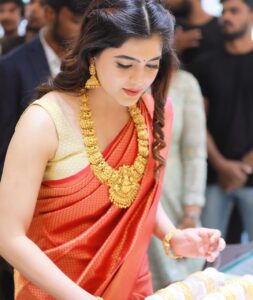 Amritha Aiyer Instagram - Friday Feels ❤️
. 
Saree - @thepallushop
