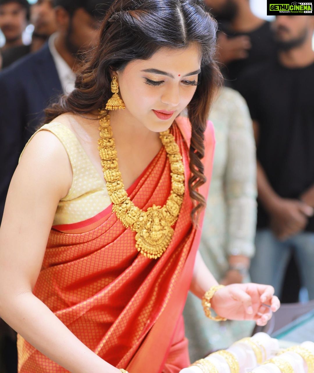 Amritha Aiyer - 283.1K Likes - Friday Feels ❤️
.
Saree - @thepallushop