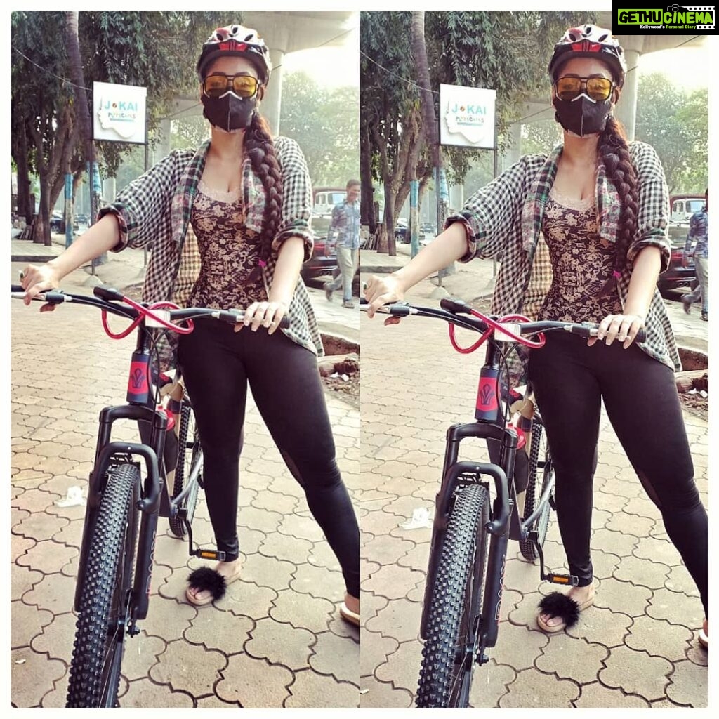 Anangsha Biswas Instagram - 🦉💥Jeevan Bhar Seekh Saku, Khudko Behtar Bana Saku Yahi Prarthana Hai Humari Bholenath💥 Ek Naya Skill. 🚴2020 Ka Sabse Pyara Tofa.Thankyou @samrattchatterji for Teaching Me How To Ride A Cycle🚴 Thankyou For Being Open To Evolution & Believing We Can Always Improve.❤ #2020vision #bicycle #AnangshaBiswas #student #oflife #attitudeofgrattitude Student of Life