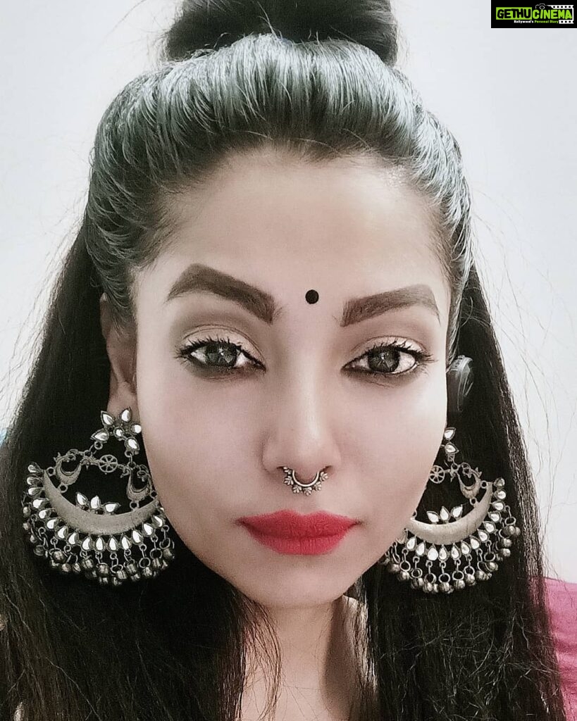 Anangsha Biswas Instagram - 💥🐞Ek Abhinetri Ki Kahani🐞💥 Suni Hogi Apne Bohoto Ke Zubani Thoda Samay Nikalke Mehsoos Karenge Toh Apko Bhi Lagegi Yeh Ruhani.... Ek Abhinetri Ki Kahani........... Jewellery by @roxidised #portraitphotography #jewellery #AnangshaBiswas #poetrymaykhana #respect #is #earned