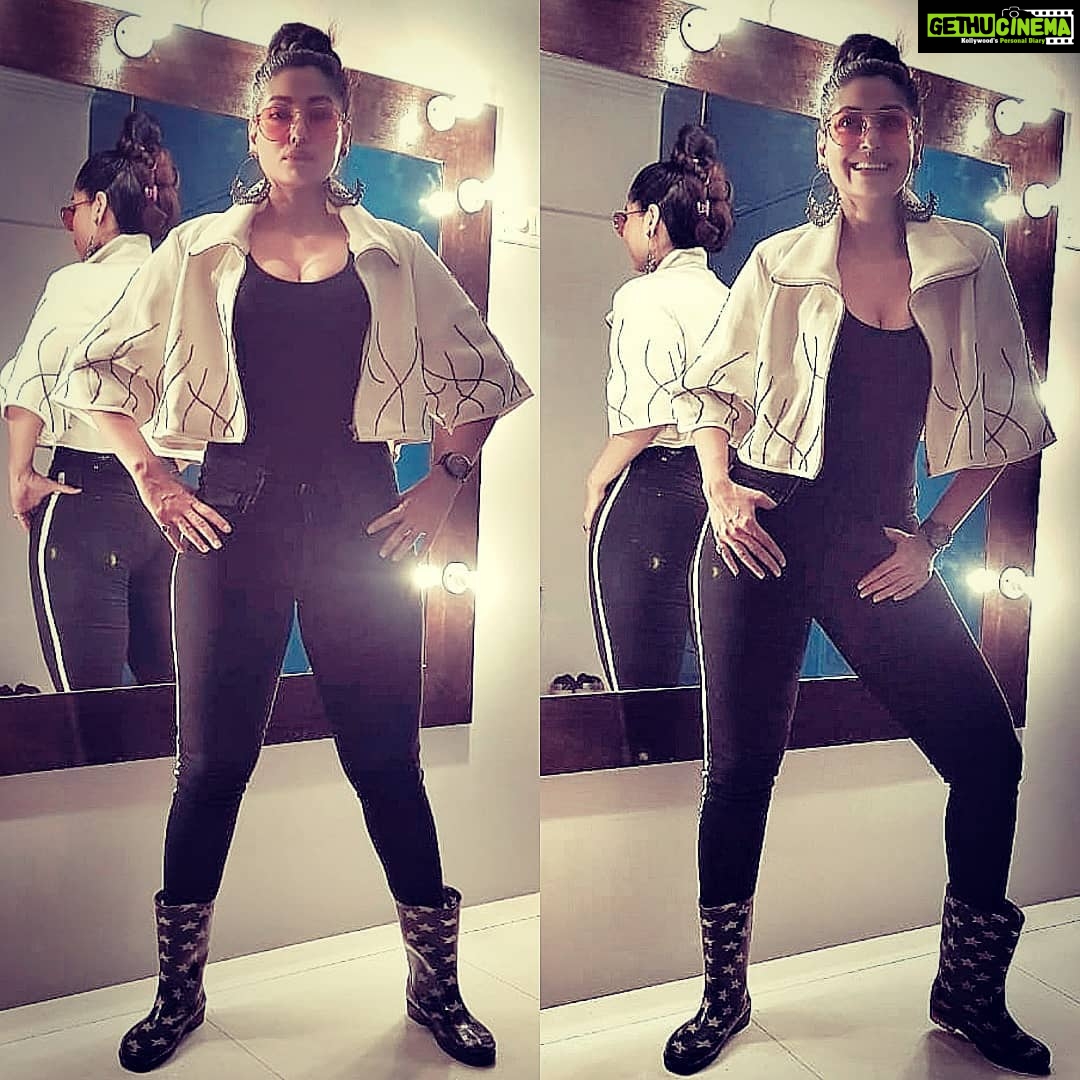 Anangsha Biswas - 11.9K Likes - 🦉Apna Rasta Khud Banao
Kisiki Pratiksha Mat karo.....
Jaan Lagake Mehnat Karo
Aur Bus Aage Baro...
Kathinaiya Ayengi,
Unse Himmat Se Laro...
Dost Ke Bhes Mei Dushman
Aur Chapluso Se Dur Raho...
Ek Hi Jeevan Hai Toh
Humesha Apni Man Ki Suno
Aur kisise Mat Daro...
Apna Rasta KhUd BaNaO...🦉
By Yours Truely🐞
#poetrygram
#AnangshaBiswas
#attitudeofgrattitude