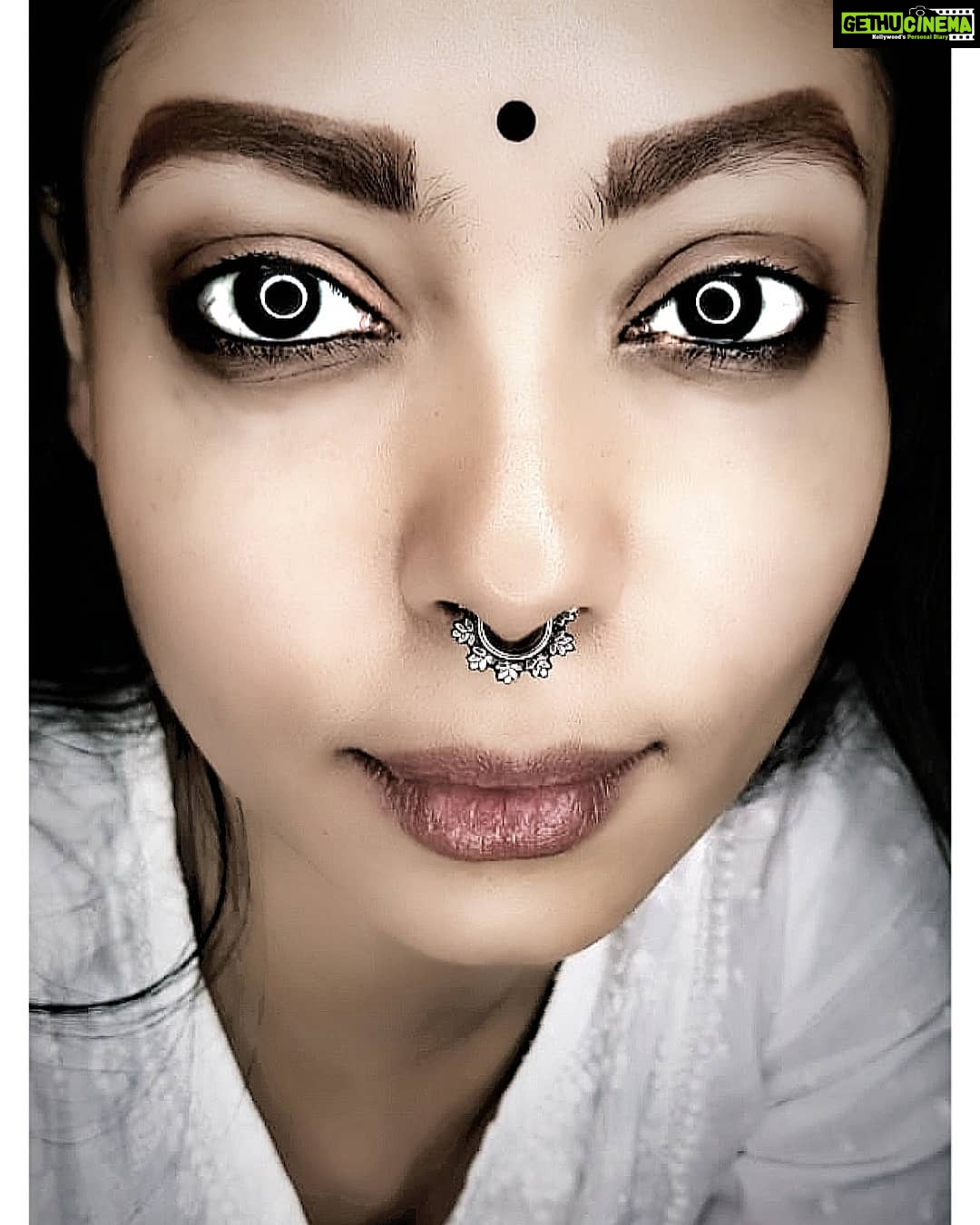 Anangsha Biswas - 14.5K Likes - 💥Good Is The New Sexy💥
🦉Ek Kalakar Ki Kahani.
Aaj Tum Ho , Kal Hum Honge, Parso Koi Aur Hoga.Prasidhdhi Ek Chanchal Bachche Ke Tarha Hai Jo Kabhi Kisi Ek Ke Pas Nahi Theherta.Charte Samay Jo Milenge,Utarte Samay Bhi Wahi Milenge...🦉
Note To Thyself
Language Of Thy Eyes🐞
#artistoninsta
#ZarinaBegum
#mirzapurwebseries
#mygrams
#AnangshaBiswas
#eyesonyou