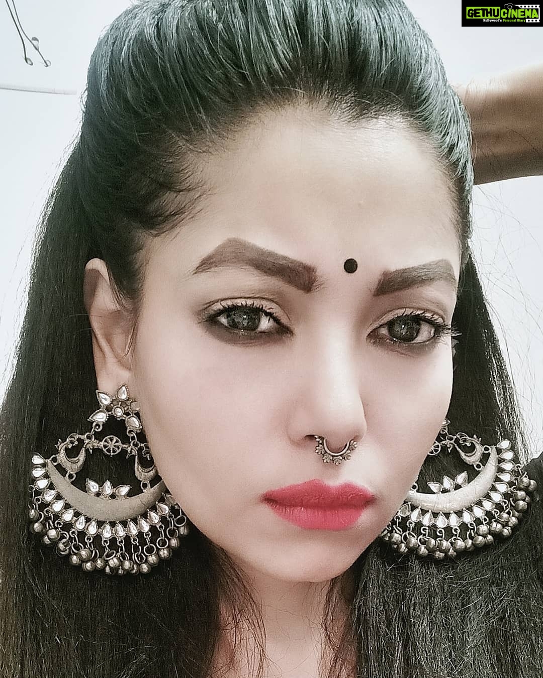 Anangsha Biswas Instagram - 💥🐞Ek Abhinetri Ki Kahani🐞💥 Suni Hogi Apne Bohoto Ke Zubani Thoda Samay Nikalke Mehsoos Karenge Toh Apko Bhi Lagegi Yeh Ruhani.... Ek Abhinetri Ki Kahani........... Jewellery by @roxidised #portraitphotography #jewellery #AnangshaBiswas #poetrymaykhana #respect #is #earned