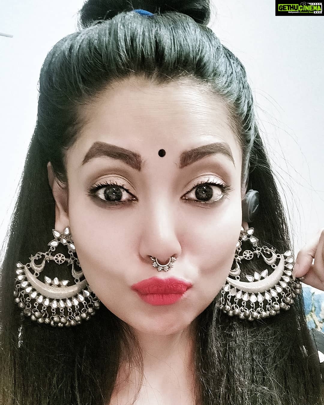 Anangsha Biswas Instagram - 💥🐞Ek Abhinetri Ki Kahani🐞💥 Suni Hogi Apne Bohoto Ke Zubani Thoda Samay Nikalke Mehsoos Karenge Toh Apko Bhi Lagegi Yeh Ruhani.... Ek Abhinetri Ki Kahani........... Jewellery by @roxidised #portraitphotography #jewellery #AnangshaBiswas #poetrymaykhana #respect #is #earned