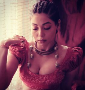 Anangsha Biswas Instagram - 💥🦉Different Is Good.So Dont Fit In,Dont Sit Still,Dont Ever Try To Be Less Than What You Are.🦉💥
Angelina Jolie🤘
#attitudeofgratitude
#Mirzapur2

#AnangshaBiswas #zarinabegum #hyma #indianartist