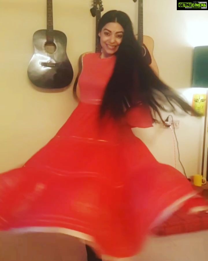 Anangsha Biswas Instagram - 🦉💥GooDness EveRywherE💥🦉 YoU KnoW YoU Are In ThE RighT ProFessioN WheN ThE LowS SeeM As ExciTing As ThE HiGhS.LeArninG All ThE WaY. 😇🤘 #mirzapur2comingsoon #anangshabiswas #artistswayoflife #red #indiandresses #longhairstyles Mumbai, Maharashtra