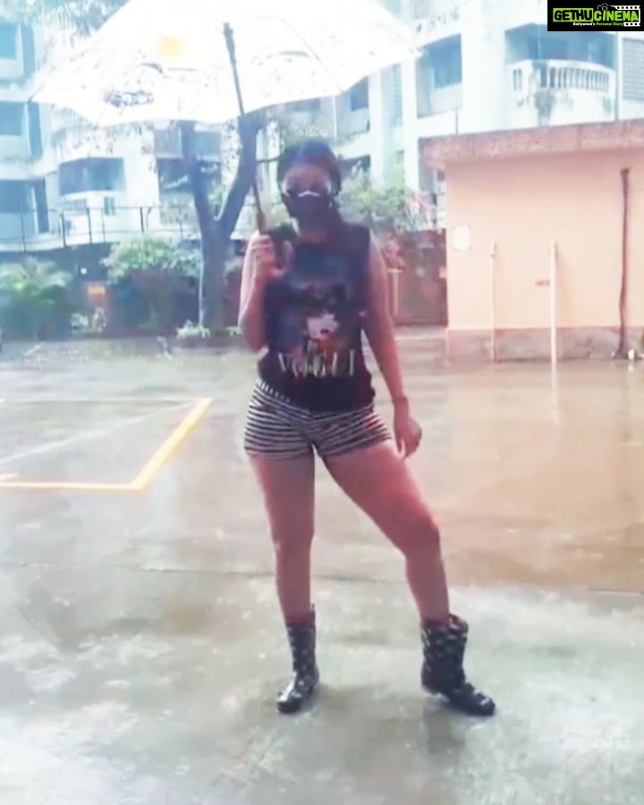 Anangsha Biswas Instagram - 💃🦉RAIN READY🦉💃 EKDIN SABKO MARNA HAI. Aao thoda jee le usse Pehle.!!! #rainyday #monsoon #rainboots #actorslifestyle Mumbai, Maharashtra