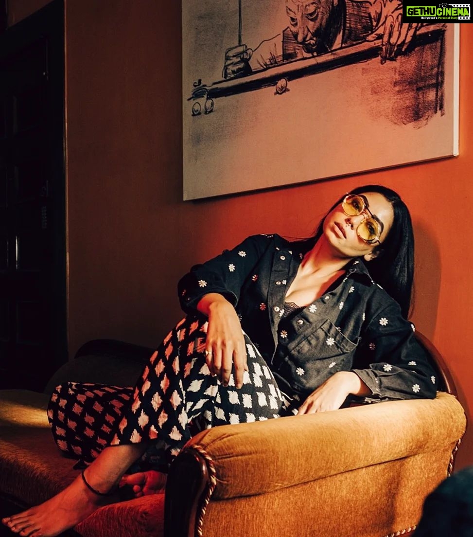 Anangsha Biswas Instagram - 🦉He Who Jumps Into The Void Owes No Explanation To Those Who Stand And Watch !!! Jean Luc Godard💥 Picture Courtesy @artoverheart_ Mua @debrup_artist_ghosh #godard #warrior #ofart #dreamstoreality #anagshabiswas #indiancinemagallery #instatag #instablogger #picofthday #instastyleblogger #instamakeup Mumbai - मुंबई