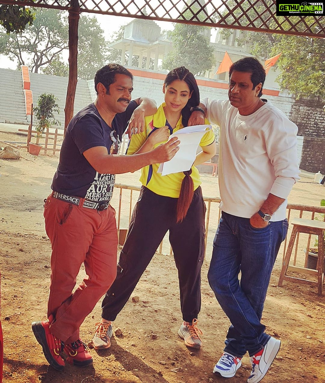 Anangsha Biswas Instagram - 🦉Sapne Aesehi Poore Nahin Hote... !!! 😇Smiling At The Face Of Adversity I Am Humbled And Proud To Know You Both Talented , Hardworking , Successfull Humans. My sincere Gratitude... @sajawalyunus @mrfilmistaani #setlife #attitudeofgratitude🙏 #try #till #youdie #phoenix #anagshabiswas #sharibhashmi #yunussajawal #shootlife🎬 #whatgoesaroundcomesbackaround #filmcity #mumbaikar Film City