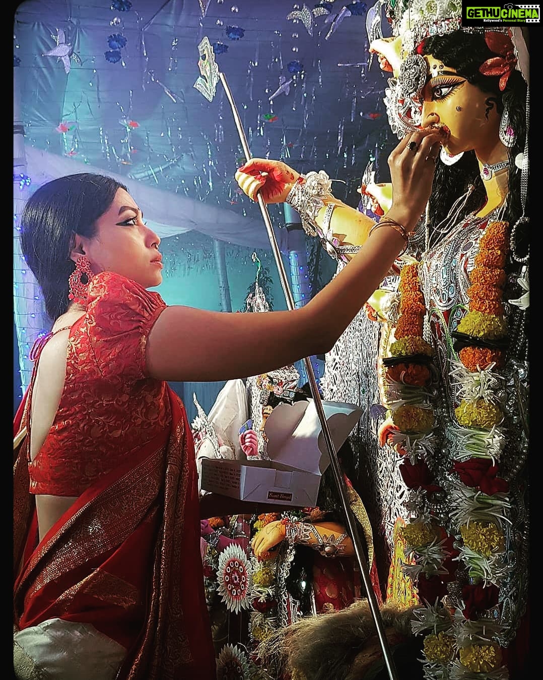 Anangsha Biswas Instagram - 🦉SuBho BiJoyA & HaPpY DuSsEhrA 🙏 💥May MA DURGA Help Us To Incarcerate the Asura Within Ourselves ... Joy MA DURGA 💥 😇🙏 Conversation With The Maker 🙏😇 #durgapujo #bongs #indianclothing #culturetrip #sareelovers #swaggirl Mumbai, Maharashtra