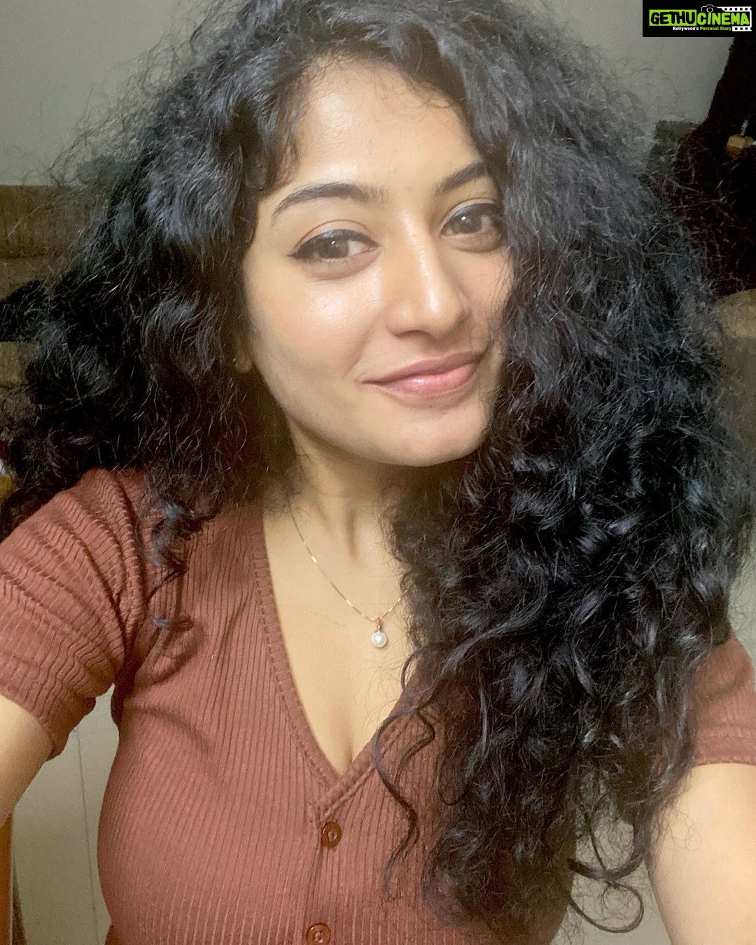Anjali P Nair Instagram - Looks like i have short hair in the first picture 🙈🙊