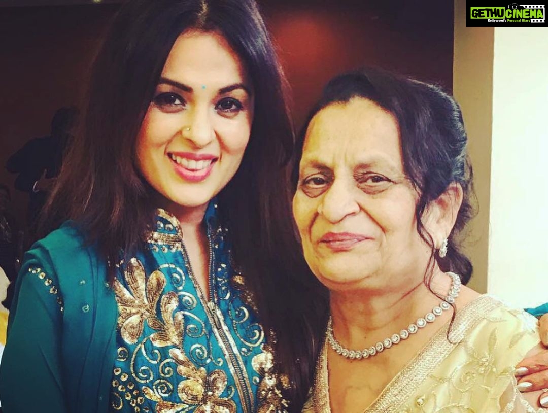 Anjana Sukhani Instagram - I am nothing without u, I will never b anything without u MAA n MaMMA … love u more than words could ever say and actions could ever prove ❤️ Somewhereontheearth